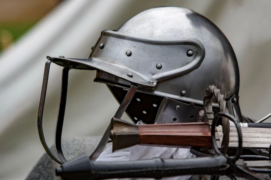 Исторический шлем и рукоять меча