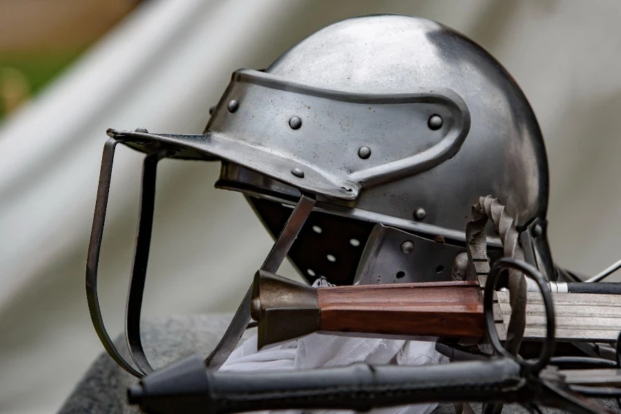 Capacete de armazenamento histórico e cabo de espada