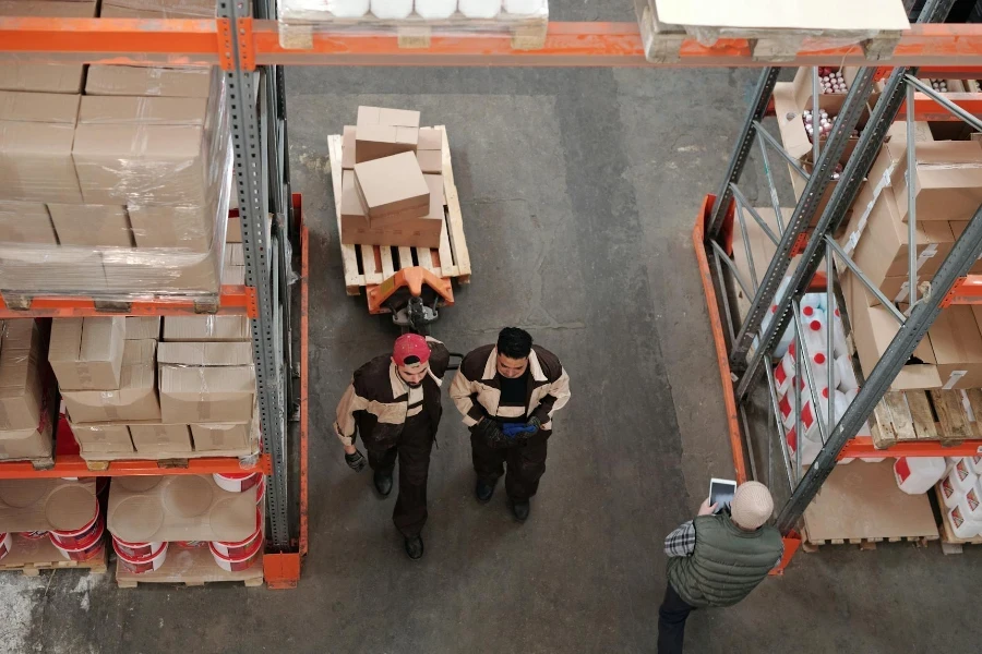 Hombres trabajando en un almacén