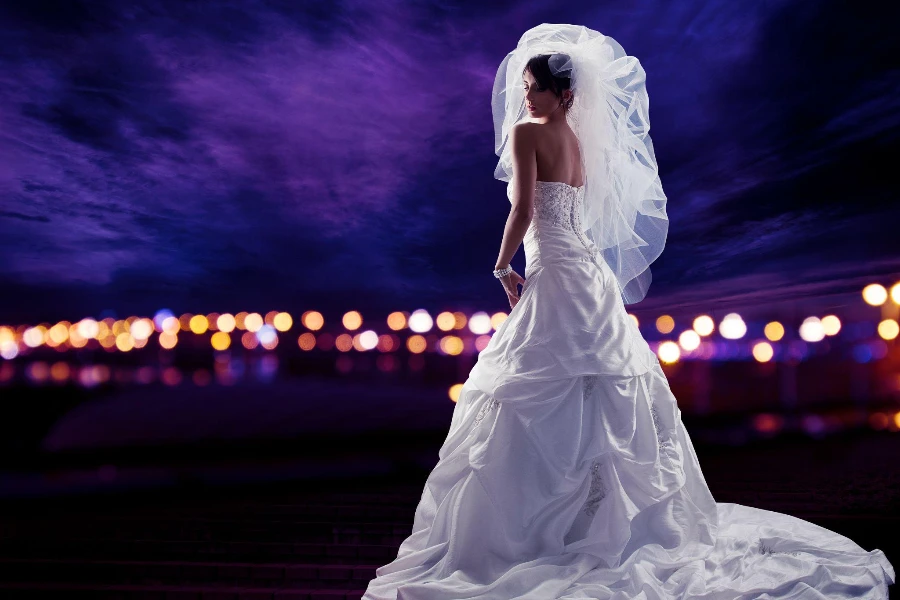 Noiva em vestido de noiva com véu