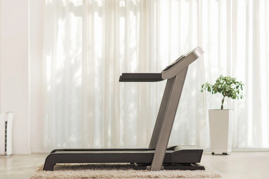 Bidikan treadmill modern profesional di rumah