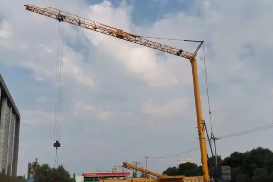 JFYT25-27 self-erecting crane fully extended with load