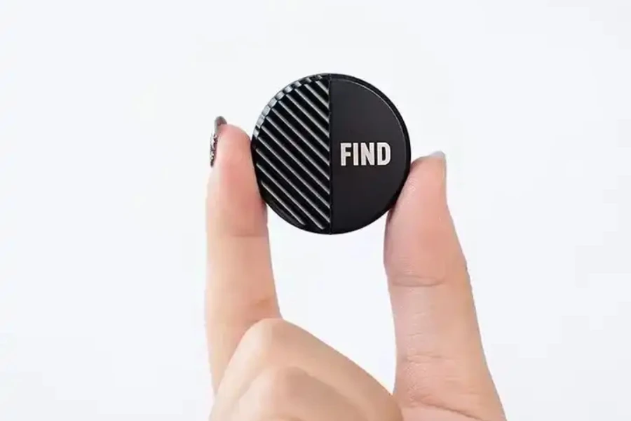 Real-time, GPS-tracking smart key finder