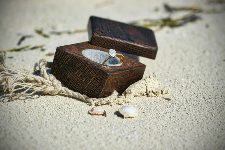 anillo de caja de joyería