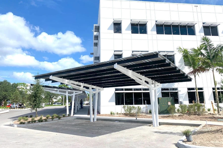 güneş enerjisi otoparkı (solda), çatıdaki güneş panelleri (sağda)
