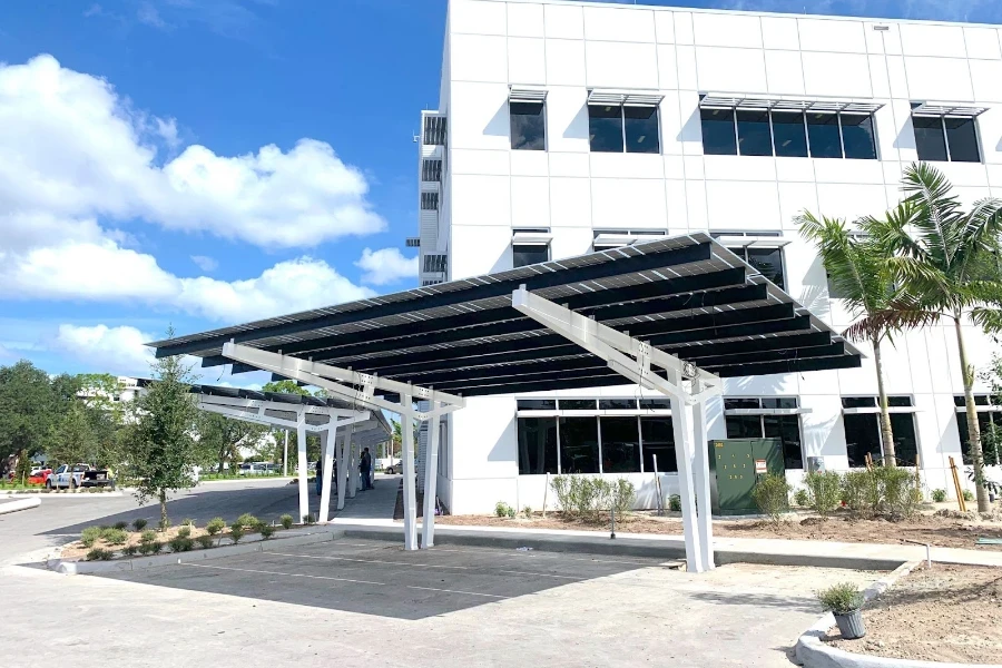 Solar-Carport (links), Solarmodule auf dem Dach (rechts)