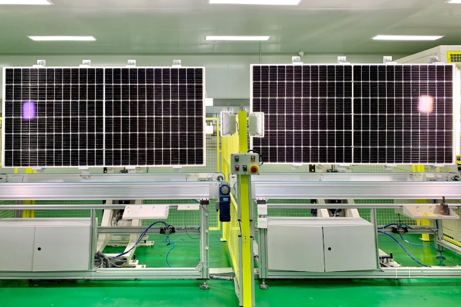 研究者が商用太陽電池をテストしている（左）、太陽電池製造ワークショップ（中央）、太陽電池パネルのサンプル（右）