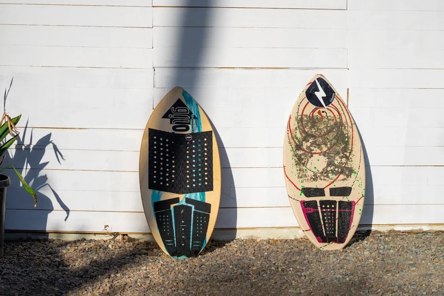 deux skimboards posés sur un mur