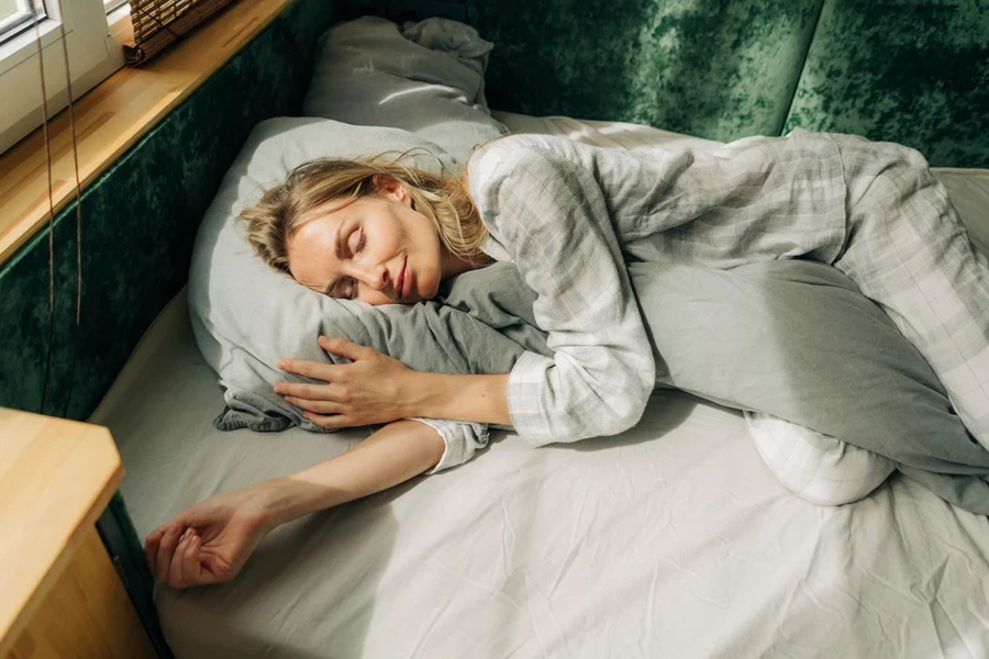 mujer en ropa de dormir