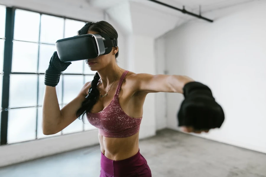 Mujer usando un auricular VR mientras boxea