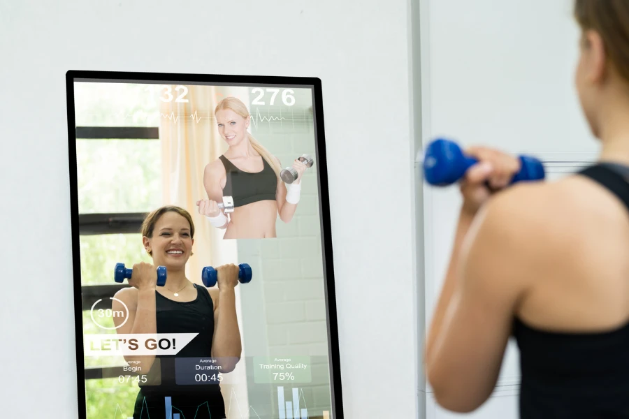 Frau trainiert vor einem Fitnessspiegel