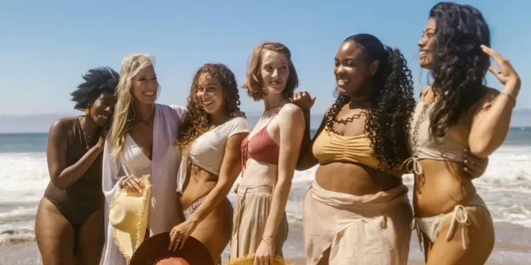 mujeres en traje de baño