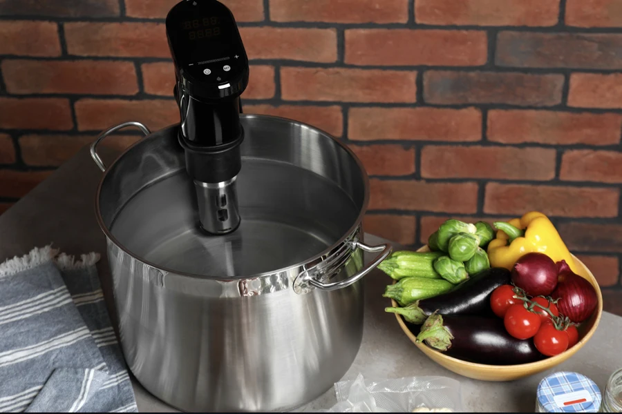 A thermal cooker with water