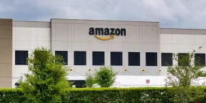 Exterior del escaparate de las instalaciones de almacén de Amazon en Houston, TX