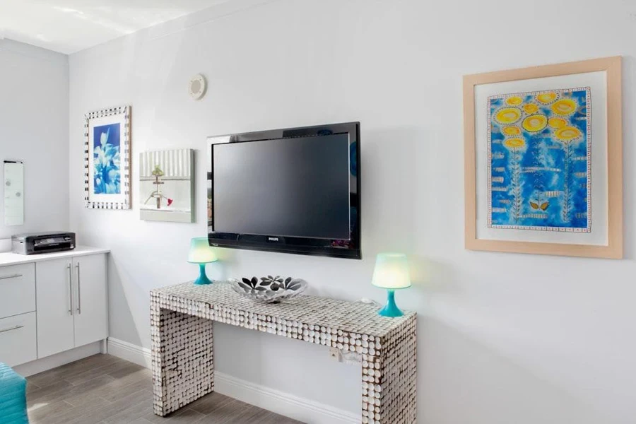 Bright room with wall-mounted TV and decorative console