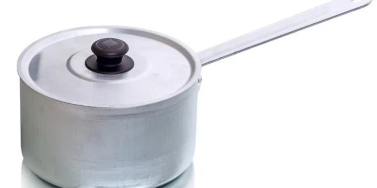 Close view of an aluminum saucepan