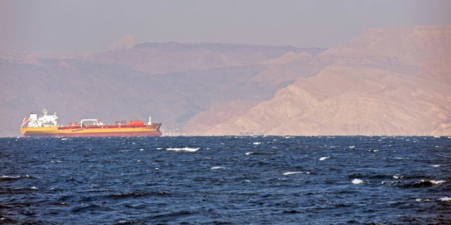 Frachter macht sich auf den Weg zum Hafen von Aqaba, Jordanien am Roten Meer