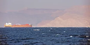 Грузовое судно направляется в порт Акаба на Красном море, Иордания.