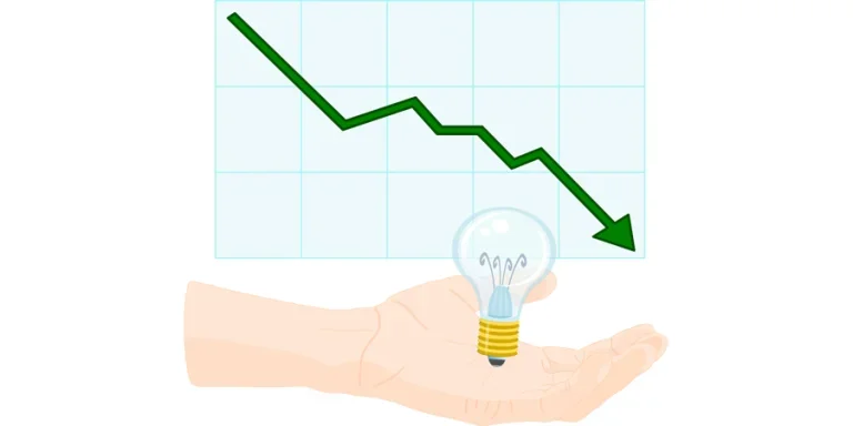 Mano del hombre con bombilla antes de la caída del precio de la luz.