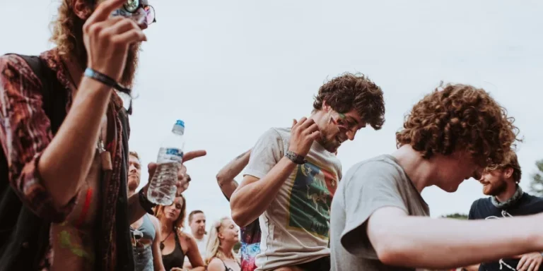 Calzado y accesorios imprescindibles para el festival para hombre