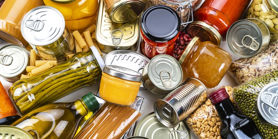 Nicht verderbliche Lebensmittel im Hintergrund: Konserven, Konserven, Saucen und Öle