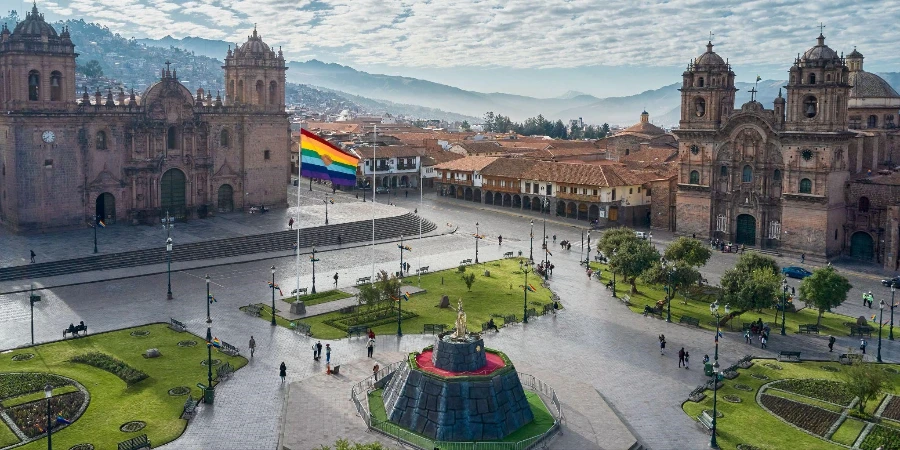 Plaza de Armas e Chiesa della Compagnia di Gesù, Cusco, Perù