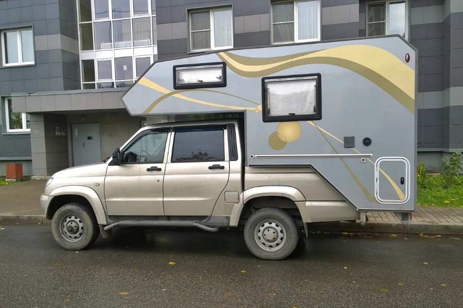 The car equipped with a camper housing module