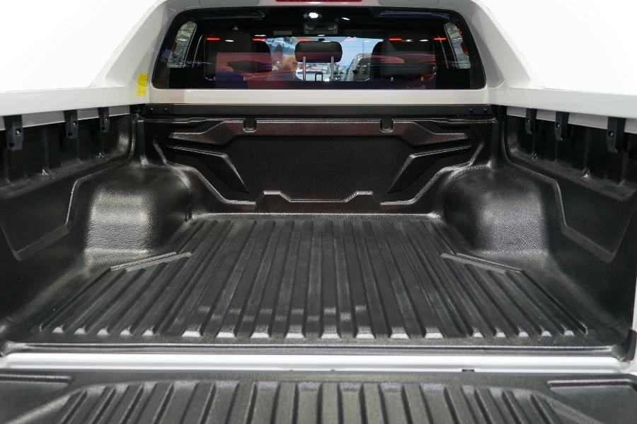 The rear storage structure of the pickup truck is a space
