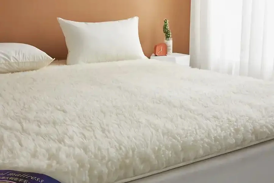 Thick luxurious polyester wool blend mattress topper