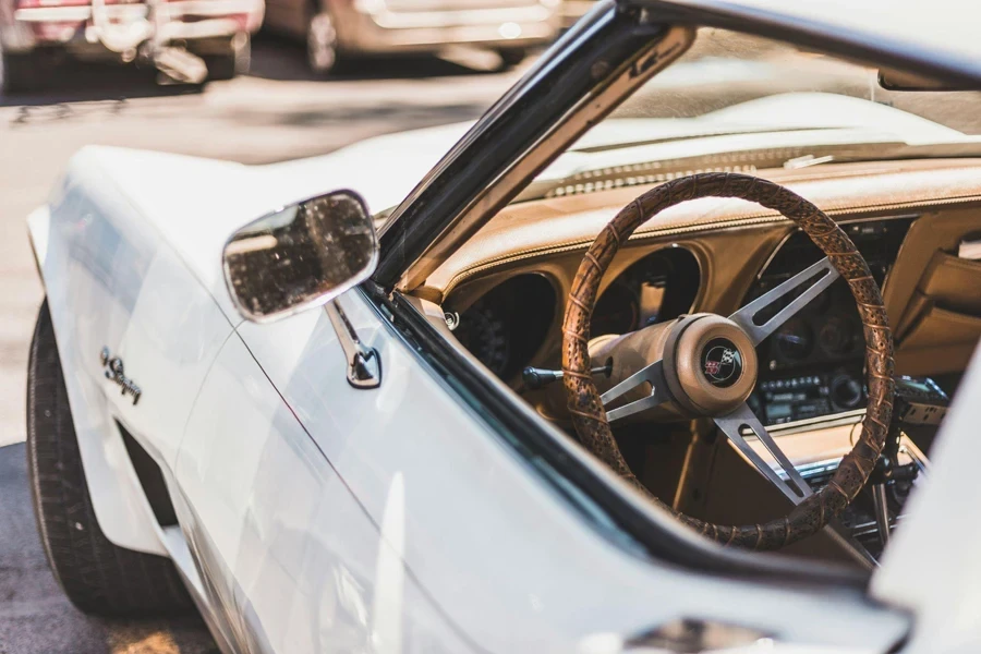 Coche clásico blanco con volante y salpicadero