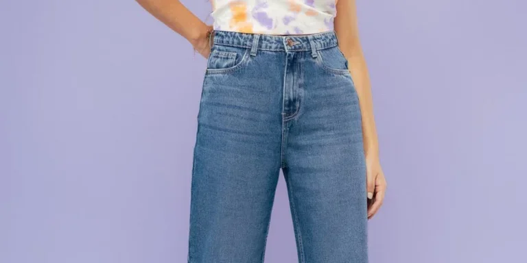 Mujer con la mano en la cintura con jeans rectos
