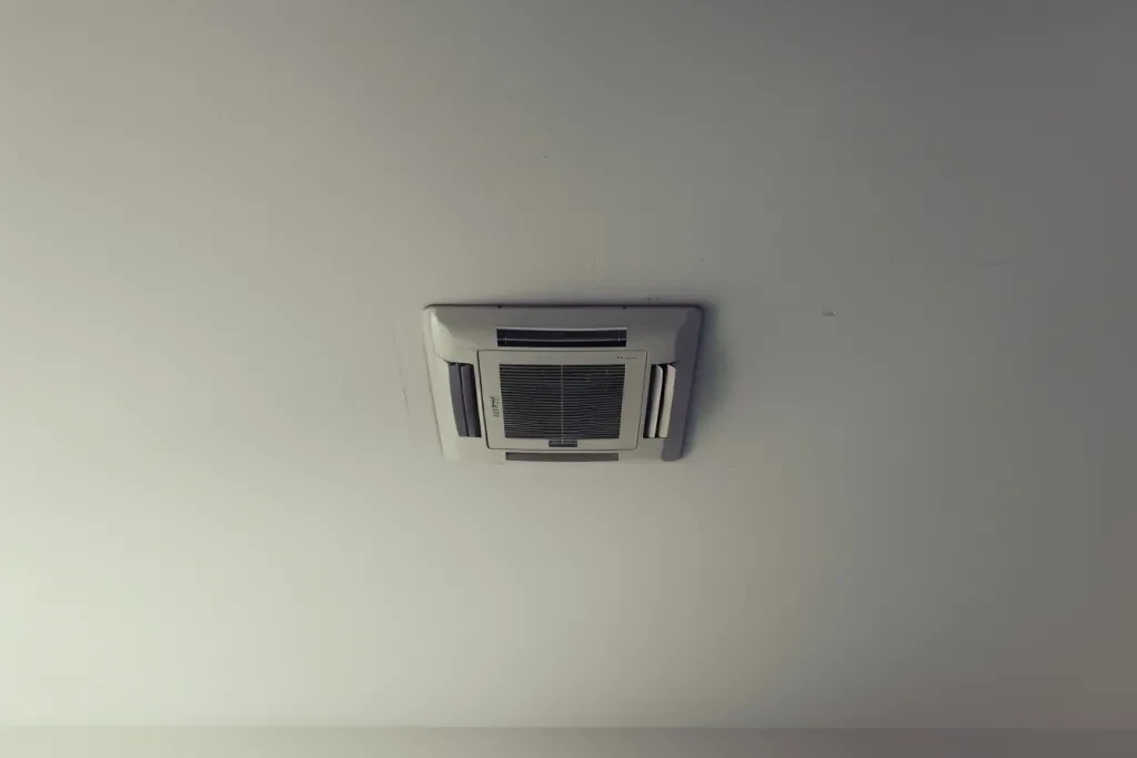 A photo of an air conditioner on the ceiling