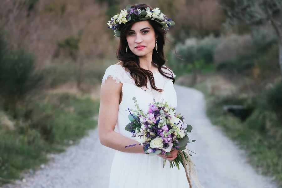 chic and rustic bride with wedding bouquet in the country