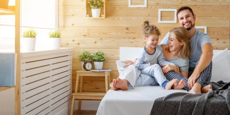 Familia de tres en ropa de dormir