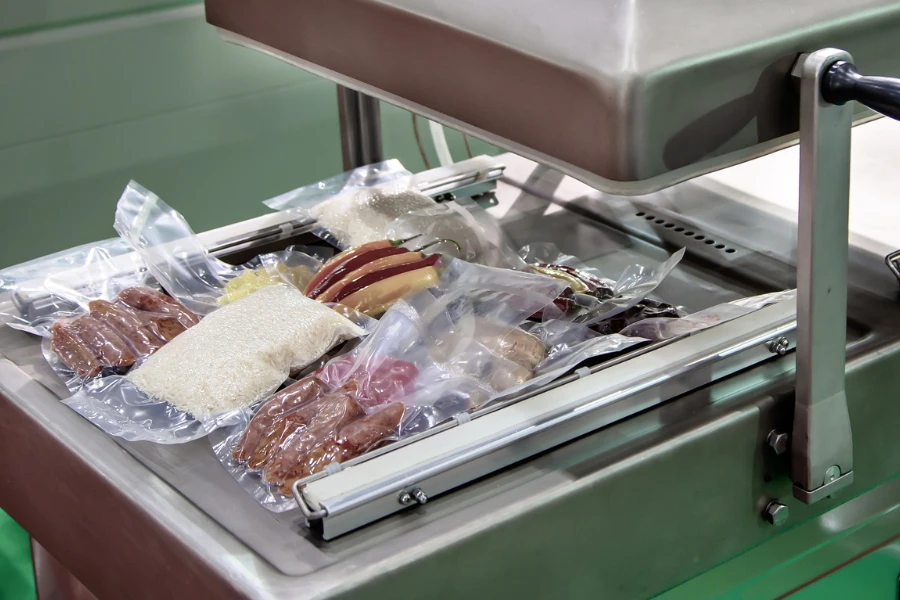 Automatic heat vacuum sealing package machine for food packaging product
