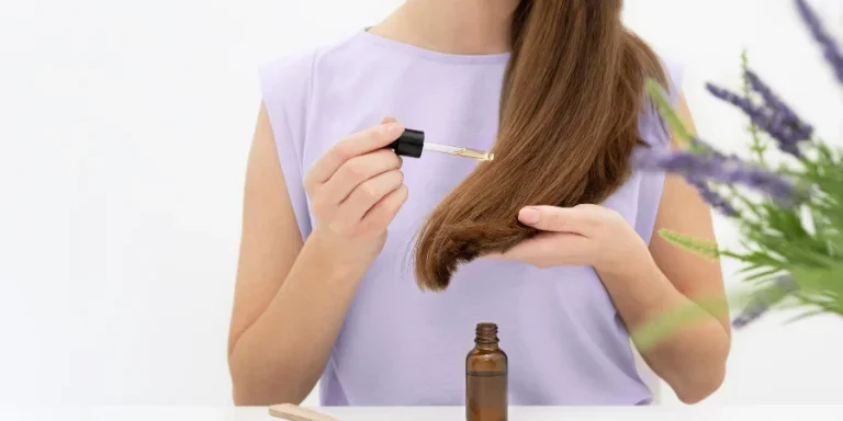 Mujer con cabello castaño largo sentada