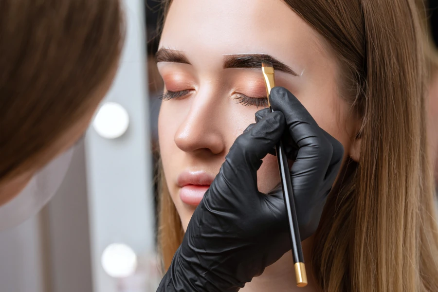 The make-up artist does Long-lasting styling of the eyebrows
