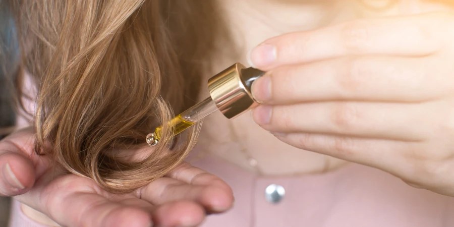 Cosmetic oil for hair in a pipette