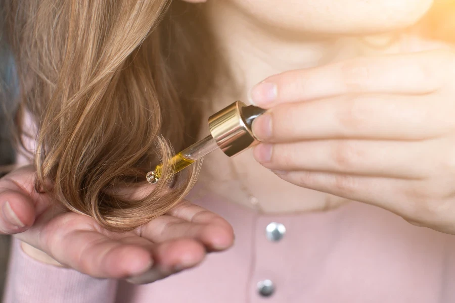 Cosmetic oil for hair in a pipette
