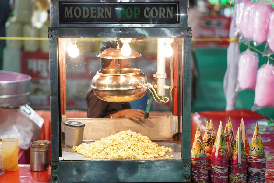 Popcorn into a popcorn machine
