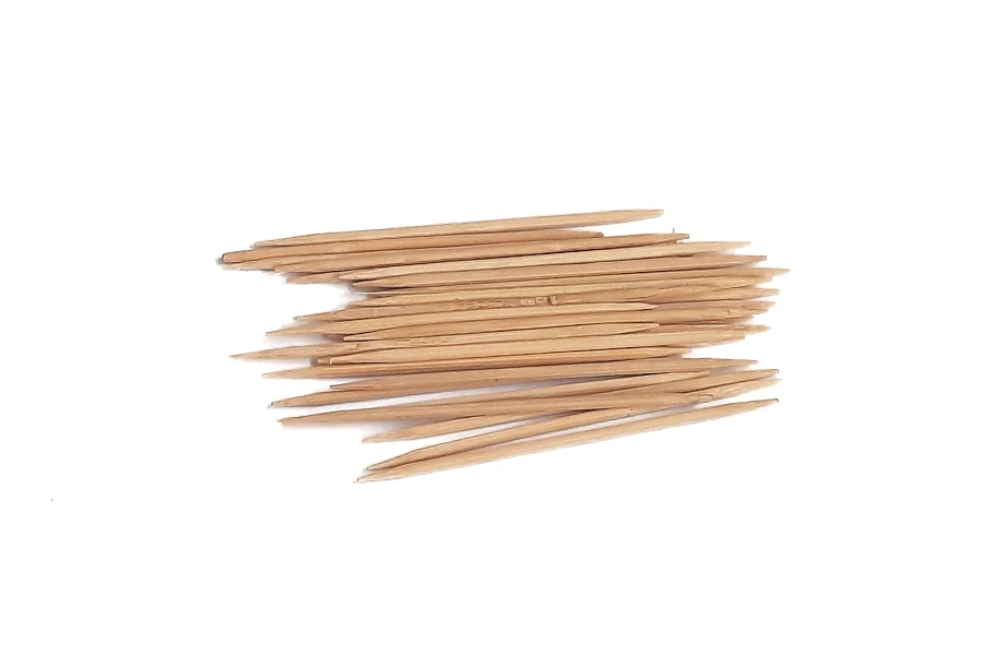 pile of wooden cleaning toothpicks
