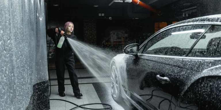 Photo d'une femme lavant une voiture noire