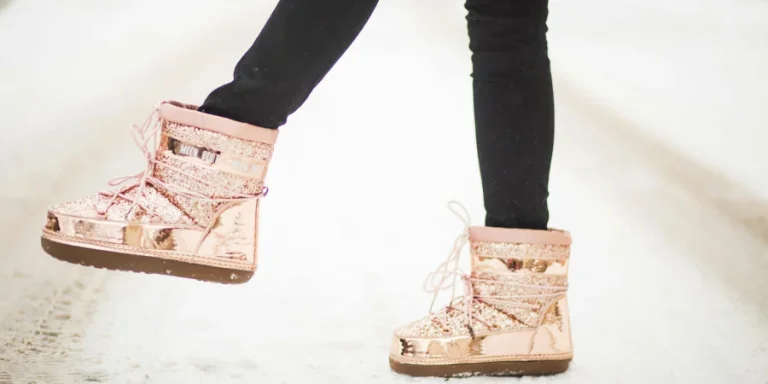 Persona Con Botas Para La Nieve De Charol Dorado