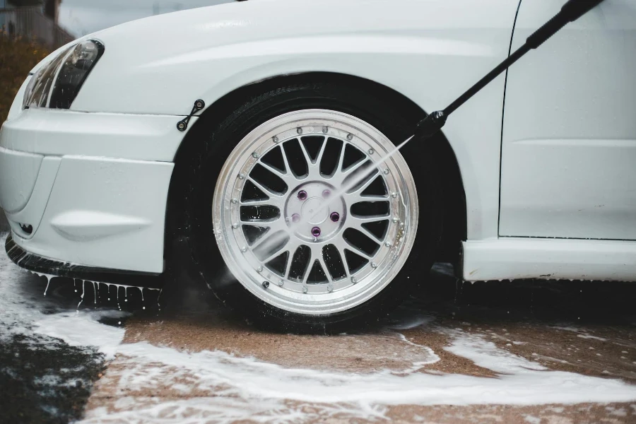 Cleaning of wheel disk with water jet and soap from pressure washer gun