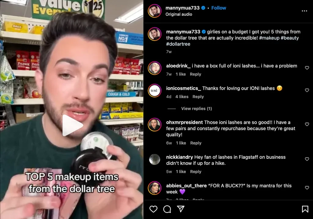 Manny montrant ses « 5 meilleurs articles de maquillage de Dollar Tree »