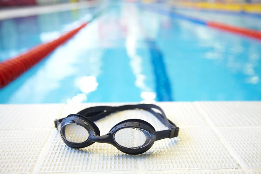 the swimming goggle