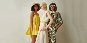 trois femmes en robes