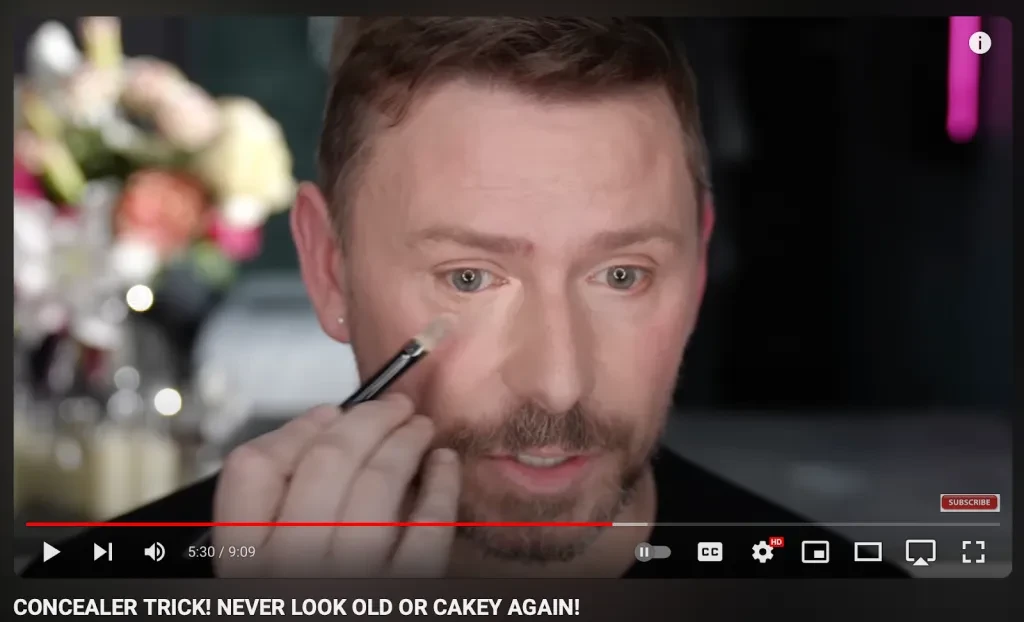 Wayne memamerkan tips concealer di YouTube