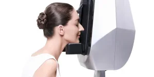 Mujer usando un analizador de piel