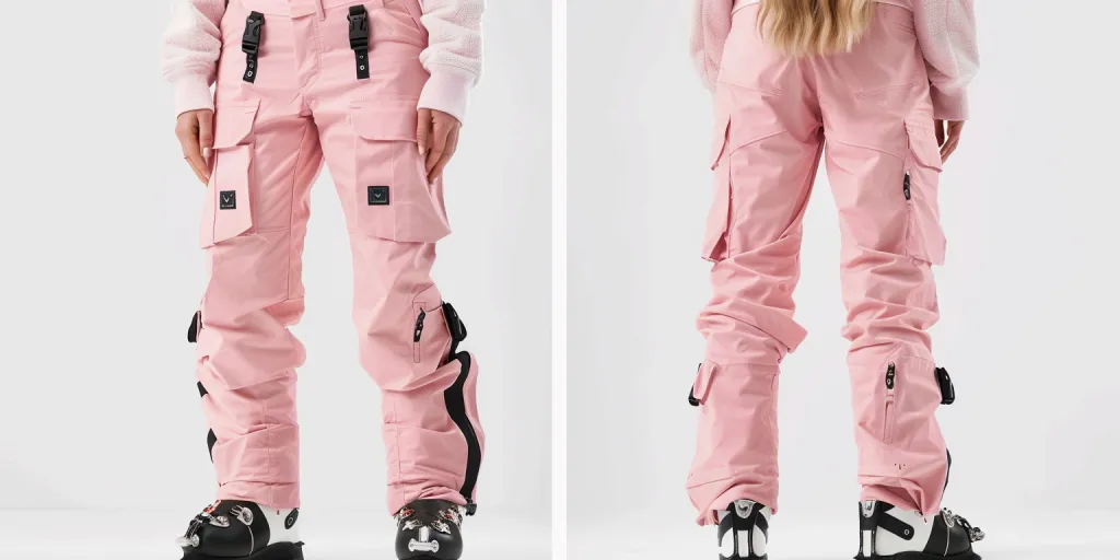 Een productfoto van een oversized roze cargobroek